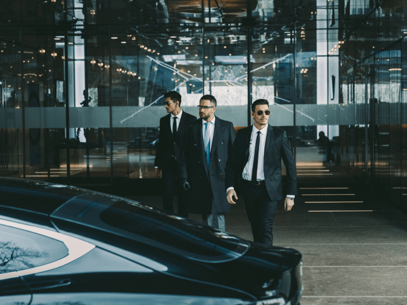 Personenschutz verlässt das Gebäude