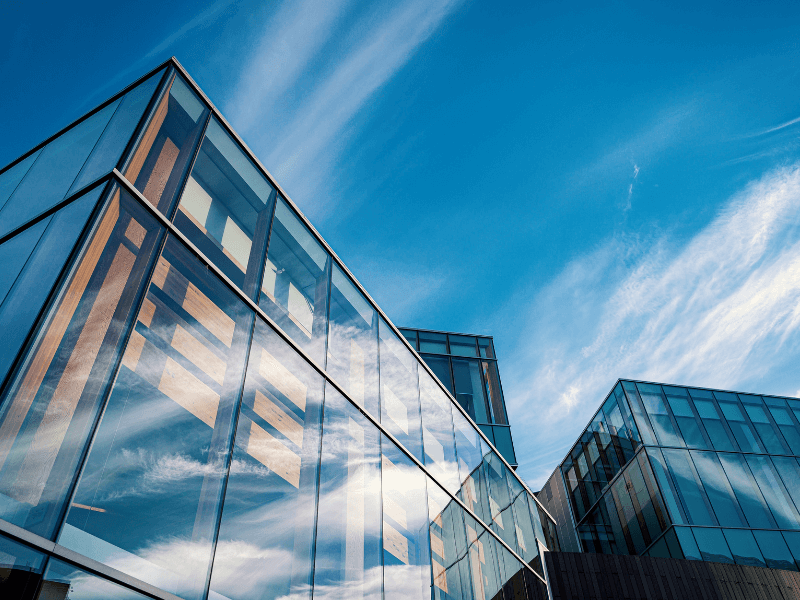 Bürogebäude mit blauem Himmel im Hintergrund