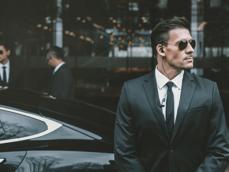 VIP-Personenschützer vor Auto